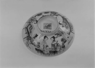Deckel mit Aufglasurmalerei : Schale mit flöteblasendem Paar und zwei Dienerinnen. China, Ende 19. Jahrhundert. Porzellan, Aufglasurmalerei; Höhe 3,4 cm, Durchmesser 10 cm. Dresden: Staatliche Kunstsammlungen Dresden (SKD), Porzellansammlung P. O. 824 (Rosa Familie). Reichel (1993) Kat. Nr. 132