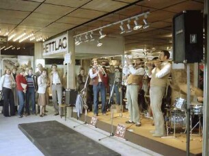 Freiburg: Jazz-Orchester im Schaufenster Hettlage, Salzstraße