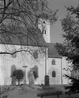 Denkmalsanlage für die Gefallenen des 1. und 2. Weltkrieges : Pfreimd. Südseite der Stadtpfarrkirche mit Denkmalsanlage für die Gefallenen des 1. und 2. Weltkrieges und Kruzifix