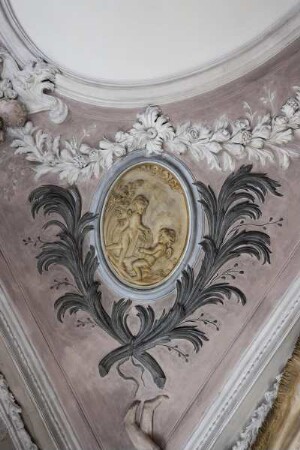 Stuckdecke mit Putti — Reliefmedaillons mit szenischen Puttendarstellungen — Trommelnde Putti
