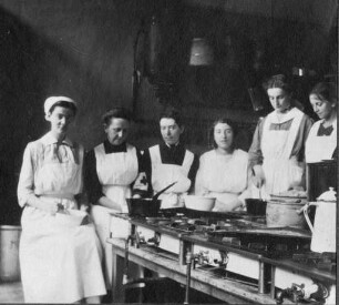 Erster Weltkrieg - "Reservelazarett Abt. IV, Weihnachten 1917" (Kunstgewerbeschule Westendstraße). Schwestern