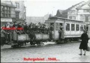 Überfüllte Not-Straßenbahn in Essen, 1948