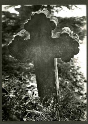 Friedhof. Grabkreuz aus Sandstein 1708