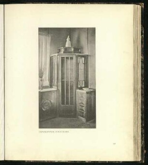 Damenzimmer, Eckschrank