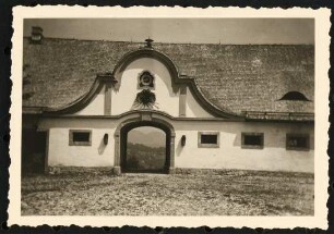 Landhaus Dr. Wolfgang Huck, Bischofswiesen: Stallgebäude mit Durchfahrt