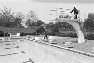 Vorbereitungen auf die Freibadsaison im Freibad Wolfartsweier