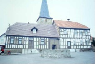 Alte Schule, Schmiedsgasse 75, davor der Dorfbrunnen