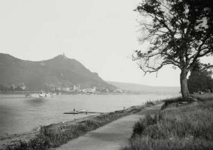 Königswinter, Ortsansicht : Königswinter. Ortsansicht mit Burg Drachenfels. Blick über den Rhein von Nordwesten