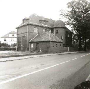 Cottbus. Straßenbahndepot Madlow, Kiekebuscher Weg 2. 1926. Straßenansicht mit Wageneinfahrt