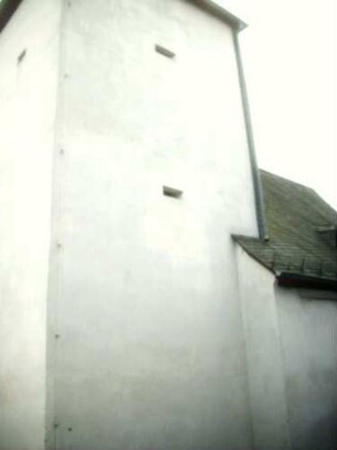 Niederlemp-Kirchturm von Norden-im Kern Spätgotischer Neubau mit querliegenden Büchsenscharten in den Obergeschossen