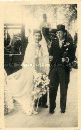 Brautpaar mit Hochzeitskutsche