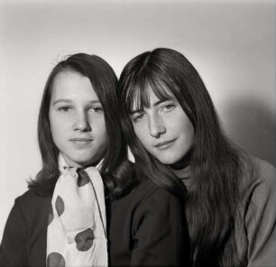 Fotografie von zwei jungen Frauen