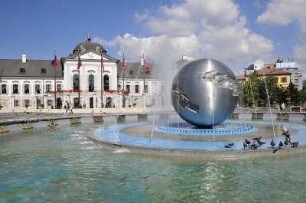 Brunnen und Präsidentenpalast : Vor dem Präsidentenpalast im Stadtzentrum befindet sich ein überdimensionaler Brunnen. Aufgenommen in Bratislava am 7. September 2009