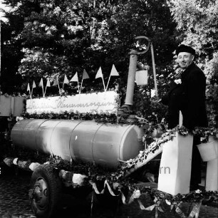 Karpfenfest: Umzug: Festwagen "Die Reinfelder Wasserversorgung", Kesselwagen mit Handpumpe, Eimer, Mann an Pumpenschwengel, 11. Oktober 1959