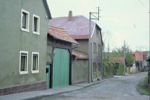 Dorfstraße mit Gehöften