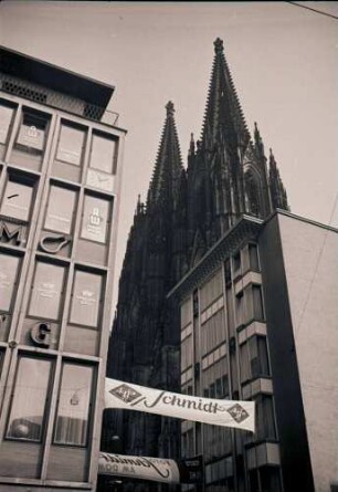 Köln: Hohe Straße, Durchblick auf Domtürme