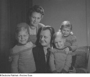 Familienporträt und Einzelaufnahmen der Kinder