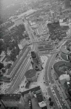 Luftaufnahme, Blick von Westen auf den Breitscheidplatz. Berlin-Charlottenburg, Budapester Straße, Tauentzienstraße