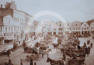 Marktplatz mit Markttreiben in Lauenburg i. Pomm.