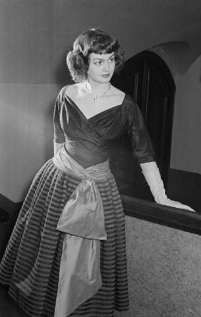 Modeaufnahmen, Frau im eleganten Abendkleid mit Stola