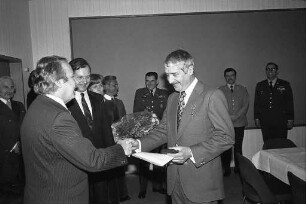Verleihung des Bundesverdienstkreuzes an den deutschen Leiter des Büros für zivile Angelegenheiten bei der US-Armee in Karlsruhe Hans-Joachim "Jack" Hoffner