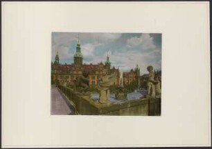 Dresden-Altstadt, Zwingerwall mit Putten : Dresden-Altstadt. Blick über den Zwingerwall mit Putten nach dem Residenzschloss, Hausmannsturm und Wettin-Obelisk, kolorierter Abzug