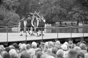 "Lachende Seebühne" von Conférencier Dieter Farrenkopf auf der Seebühne im Stadtgarten
