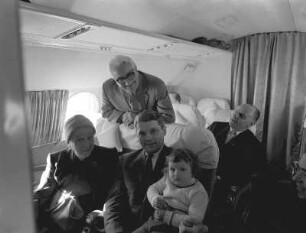 Familie an Bord eines Flugzeuges