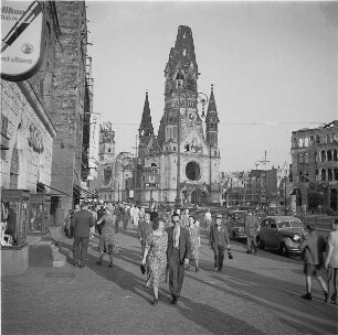 Berlin-Charlottenburg. Hardenbergstraße. Blick nach Südosten zur Ruine der Kaiser-Wilhelm-Gedächtniskirche