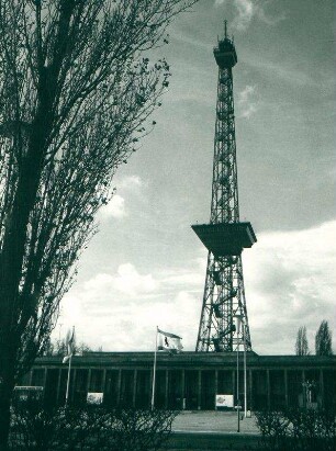 Funkturm und Messehallen