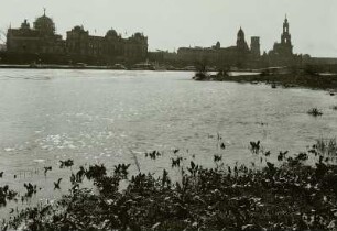 Dresden, Blick vom Neustädter Elbufer auf die Brühlsche Terrasse bei Hochwasser