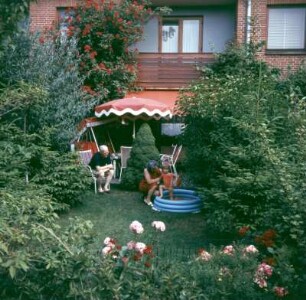 Hamburg. Familie im Garten ihres Reihenhauses