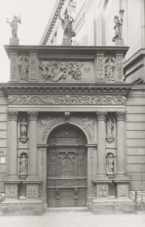 Portal der ehem. Schloßkapelle