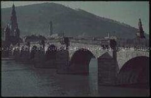 Brücke mit Fluss und Kirchtürmen