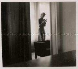 Berlin, Bildhauer Adolf Wamper, Figur "Frau mit Lorbeer"