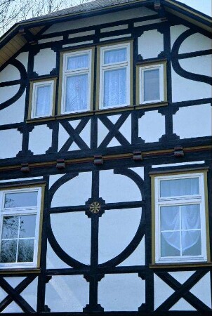 Haus wie voriges Bild, Giebelseite mit Schmuckfachwerk