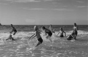 Hiddensee: Kinder beim Baden, Landschaften, Meeresaufnahmen : Badende Kinder