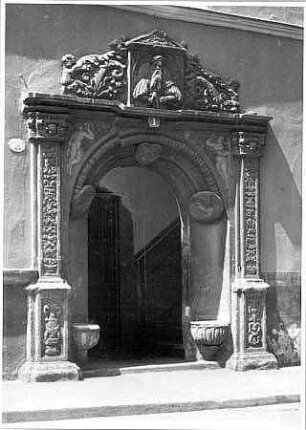 Pirna, Niedere Burgstraße 1. Blechschmidthaus (um 1540). Erdgeschossfenster und Portal