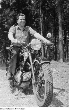 Mann, auf einem Motorrad sitzend