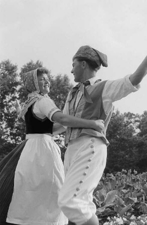 Kulturveranstaltung mit Trachtengruppen (Spreewälder oder Sorben?) anlässlich des II. Deutschen Turn- und Sportfestes
