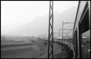 Bellinzona: Strecke im Luinotal, mit Zug bei Bellinzona