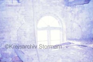 Blumendorf: Gut: westliches Torhaus: Innenansicht: Rundbogenfenster in Südwand