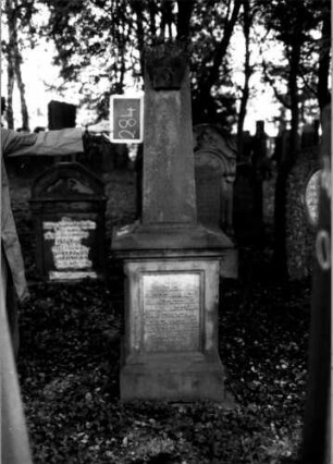 Grabstein 284 (Index: 100112046) Material: Sandstein, weiße Marmorplatte Zustand: gut Maße HxBxT: 195x64x61 cm Beschreibung: postamentierter Obelisk, rechteckige Schriftplatte Symbolik: segnende Hände: Grabstein 284