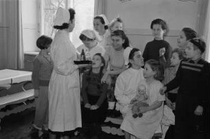 Reportage aus dem jüdischen Krankenhaus : Krankenschwestern mit Kindern