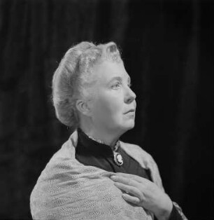 Porträtaufnahmen von Friedel Nowack, Schauspielerin am Maxim-Gorki-Theater : Porträt von Friedel Nowack
