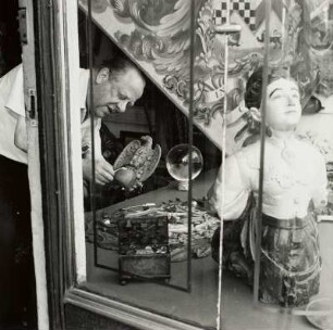Der Fotograf und Antiquitätenhändler George Karger