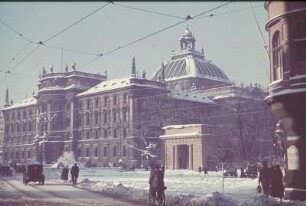 München, Karlsplatz. Ansicht mit Justizpalast (1890-1897; F. v. Thiersch)