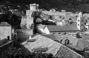 Dubrovnik: Rundgang auf der Stadtmauer, Stadtmauer mit Franziskanerkloster und Minceta Turm