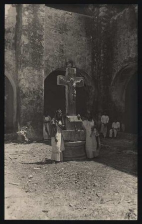 [177]: Maní (Yucatán) : Gebäude und Personen