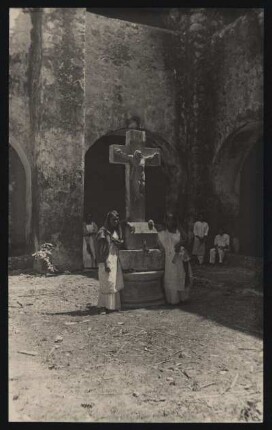 [177]: Maní (Yucatán) : Gebäude und Personen